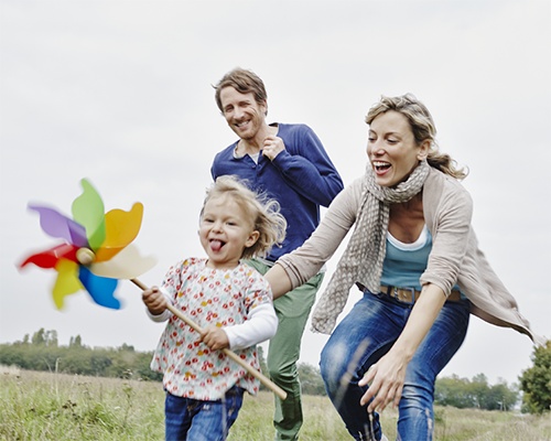 une famille en train de courir 